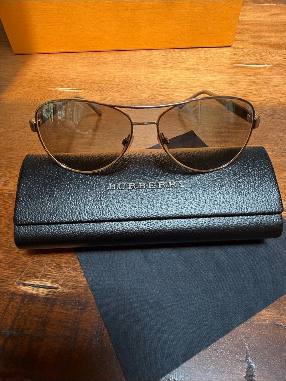 NEW Burberry Aviator Sunglasses with Taupe Gradient - Picture 9 of 12